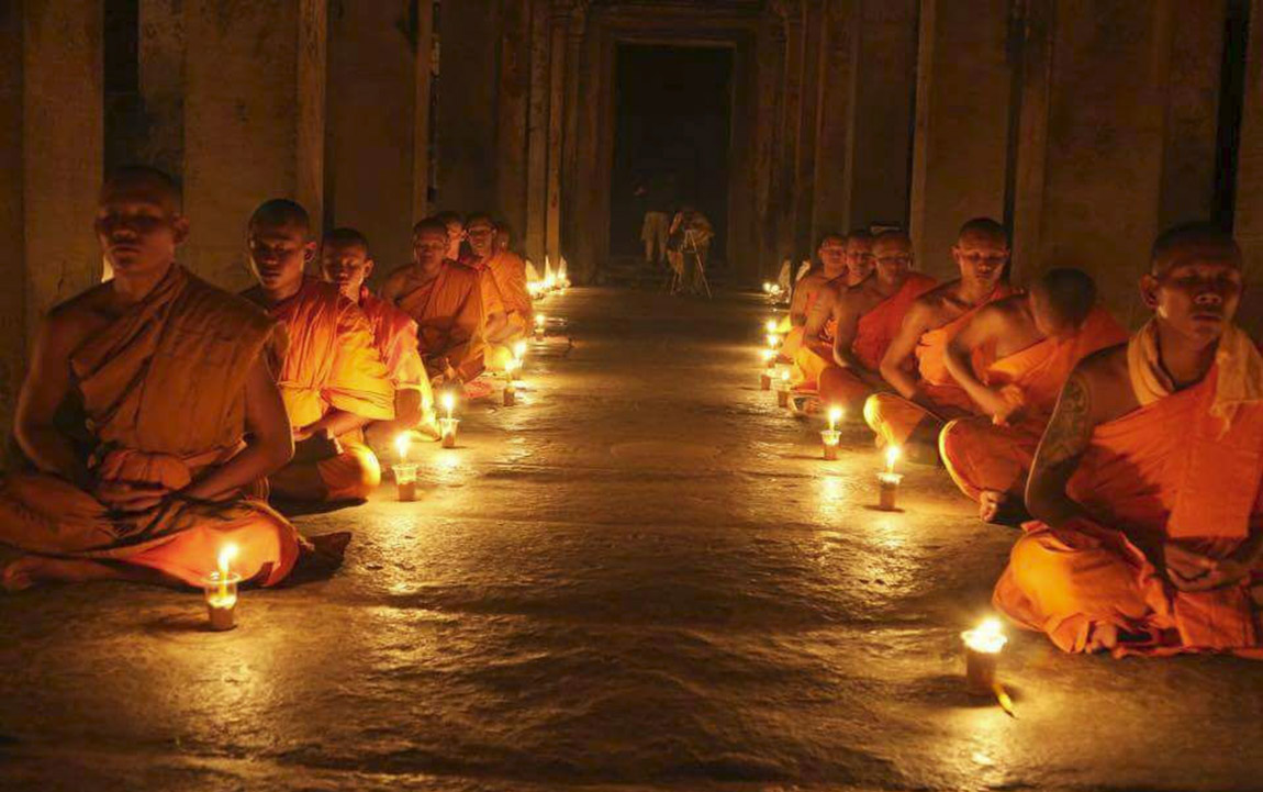 monks_meditation_angkorwat